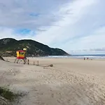 Apartamento Bem Localizado Com Ar Condicionado E Piscina